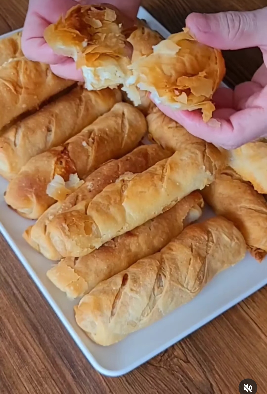 Un su tuz, biraz da sirke ekleyip bir tepsi dolusu çıtır çıtır enfes börek tarifi